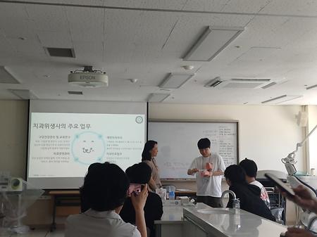 학생 칫솔질 시범